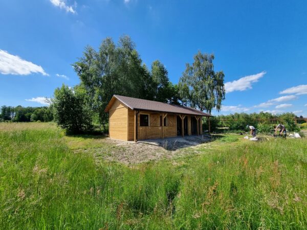 1 Stajnia 10x3,5m plus 1m wiata