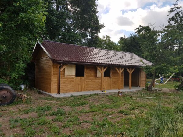 4 Stajnia 10x3,5m plus 1m wiata