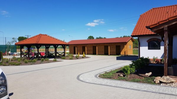 b (8) Stajnia 10x3,5m plus 1m wiata