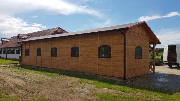 b (9) Stajnia 10x3,5m plus 1m wiata