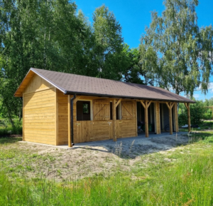 stajnia drewniana z boksami